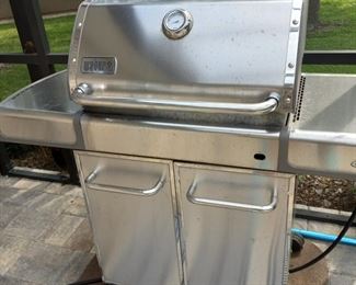 Gas grill with full Propane tank 