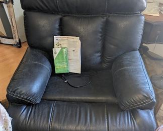 Wonderful leather chair. Comes complete with remote and leather cleaner