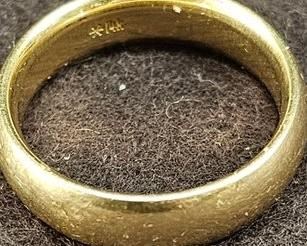 https://www.auctionninja.com/hewitt-estates-and-antiques/product/14-karat-mens-gold-ring-wedding-band--1935.html