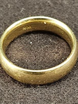 https://www.auctionninja.com/hewitt-estates-and-antiques/product/14-karat-mens-gold-ring-wedding-band--1935.html