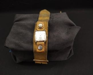 https://www.auctionninja.com/hewitt-estates-and-antiques/product/vintage-1950s-gruen-curvex-suede-leather-wristwatch-1812.html