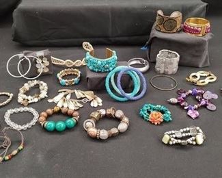 https://www.auctionninja.com/hewitt-estates-and-antiques/product/lot-of-bracelets-and-accessories-1818.html