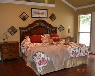 Lovely new like new king bed, beautiful like new bedding set