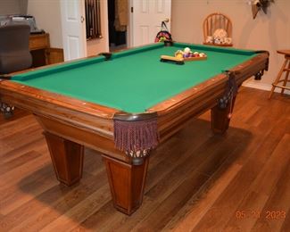 High quality pool table with accessories 