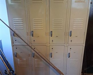 Set of 8 lockers, all one piece