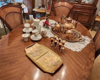 Beautiful dining table with 6 chairs