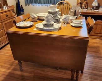 Drop leaf dining table