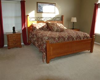 Vaughn Bassett oak bedroom set w/KING SIZE bed