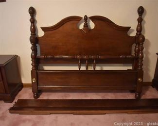 Queen Size Short Four Poster Bed with Pineapple Pinecone Finials