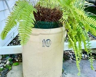 10 gal crock/planter (bottom crack)