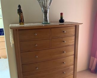 Contemporary chest of drawers