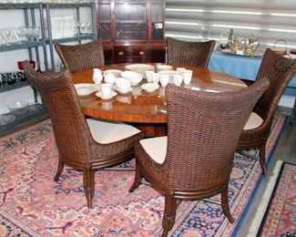 Exceptional Robb & Stucky Round Dining Table with 6 Chairs