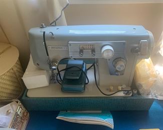 Dressmaster Sewing Machine 