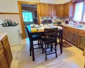 Kitchenware including vintage Pyrex!