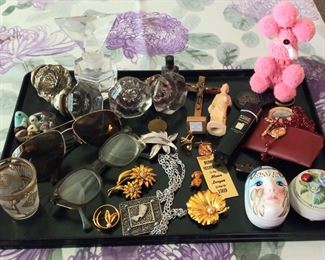 Nice smalls including glass doorknobs and vintage brooches