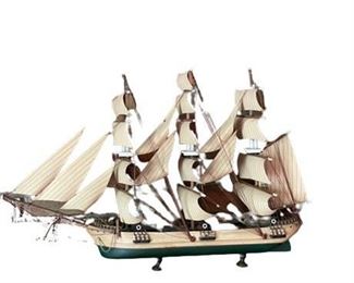 Lot 068   0 Bid(s)
Siglo XIX Clipper Ship Mantle Model