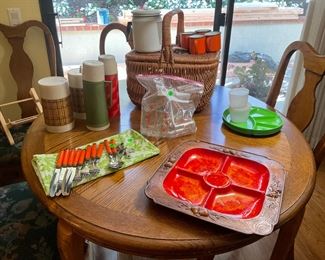 Picnic, thermoses, retro