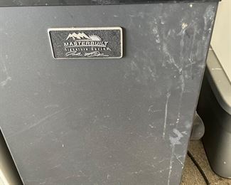 Garage - Masterbilt smoker