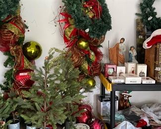 Garage - lots of decorations