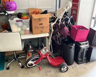 Garage - lots of decorations