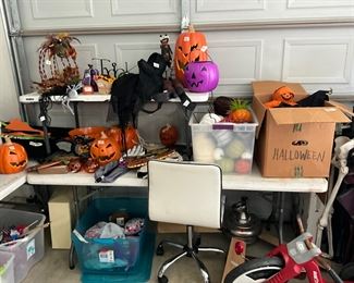 Garage - lots of decorations