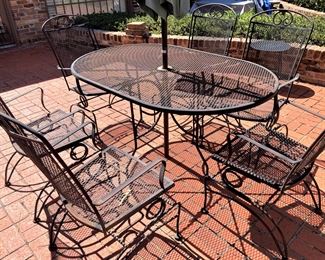 Oval patio table & 6 chairs 