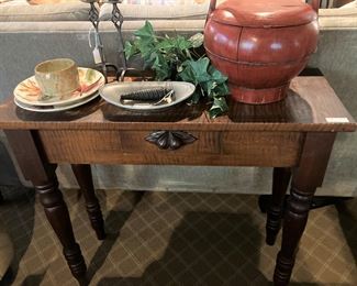 Small wooden table with 1 drawer