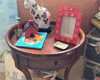 Round drum table; cat lamp