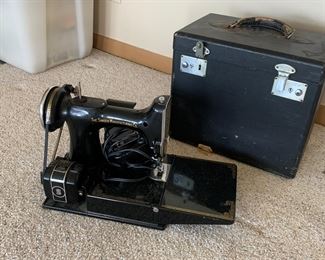 Singer featherweight sewing machine 