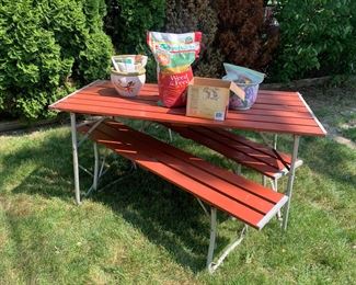 Foldable picnic table
