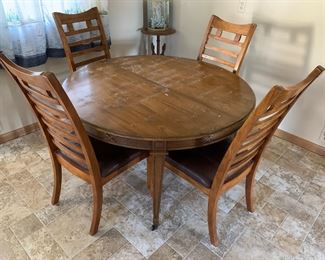 Beautiful dining table (table cloth fuzz in pictures, not damage to table)