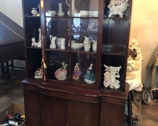 Mid-sized china / curio cabinet