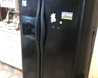 Black Frigidaire side by side w/ icemaker