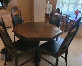 Beautiful Mid Century Table has 2 leaves and 6 chairs - In Excellent Condition. 