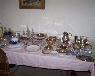 TABLE OF SILVER-PLATED ITEMS, GLASS & CHINA