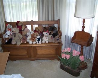COLLECTION OF TEDDY BEARS ON SETTEE WITH STORAGE BASE, BOOKSHELF LAMP & FAUX FLOWERS