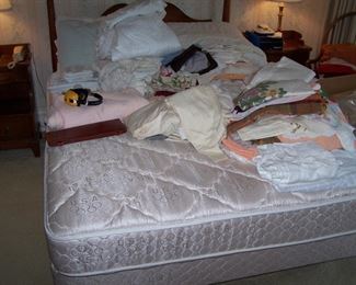 MORGANTON QUEEN-SIZDE BED & BEDDING