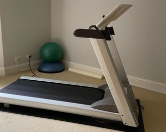 Precor Precision Low Impact Treadmill 9.31. Photo 1 of 4.