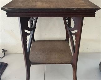 ANTIQUE OAK PARLOR TABLE 