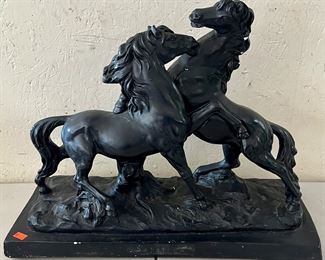 HORSE STATUE 