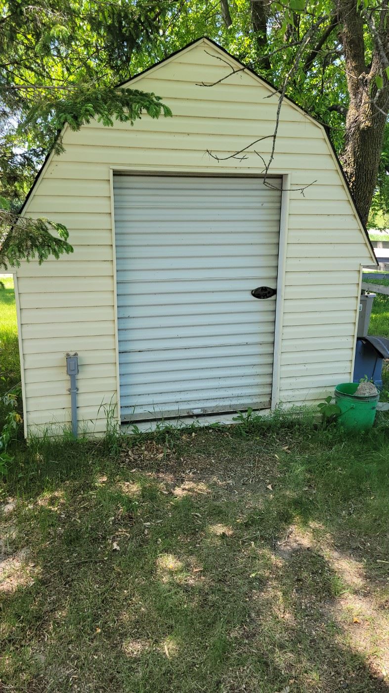 Shed to be moved after purchase.
8.5'x 8.5'x 12' . Easy access for easy moving. 