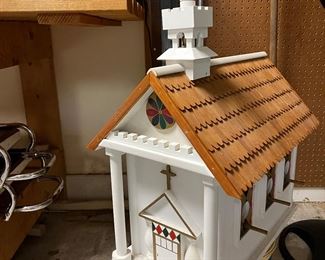 large Bird House that easily comes sort for cleaning