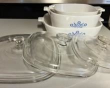Vintage Pyrex casserole dishes with lids