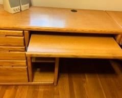 L-shaped desk keyboard feature