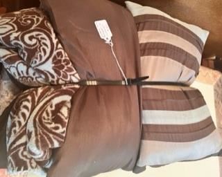 Queen comforter, matching blanket, and 2 cushions
