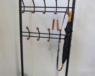 Self standing clothing rack