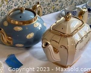 wpair of vintage teapots1721 t