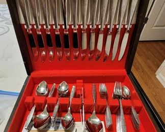 Silverware set with case