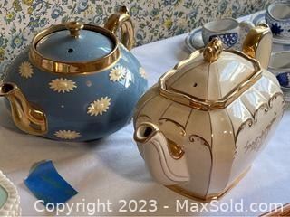 wpair of vintage teapots1721 t