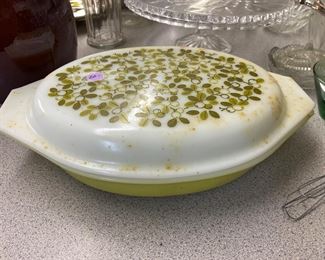 P86 - Pyrex lidded divided dish